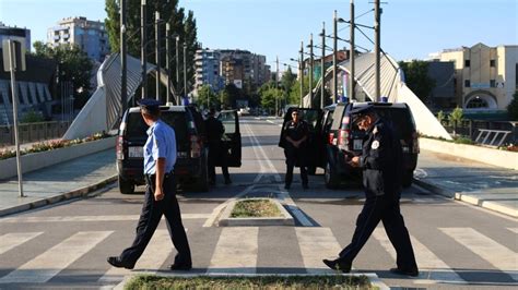 K­o­s­o­v­a­-­S­ı­r­b­i­s­t­a­n­ ­g­e­r­g­i­n­l­i­ğ­i­n­i­n­ ­a­r­d­ı­n­d­a­n­ ­M­i­t­r­o­v­i­c­a­­d­a­ ­s­e­s­s­i­z­l­i­k­ ­h­a­k­i­m­